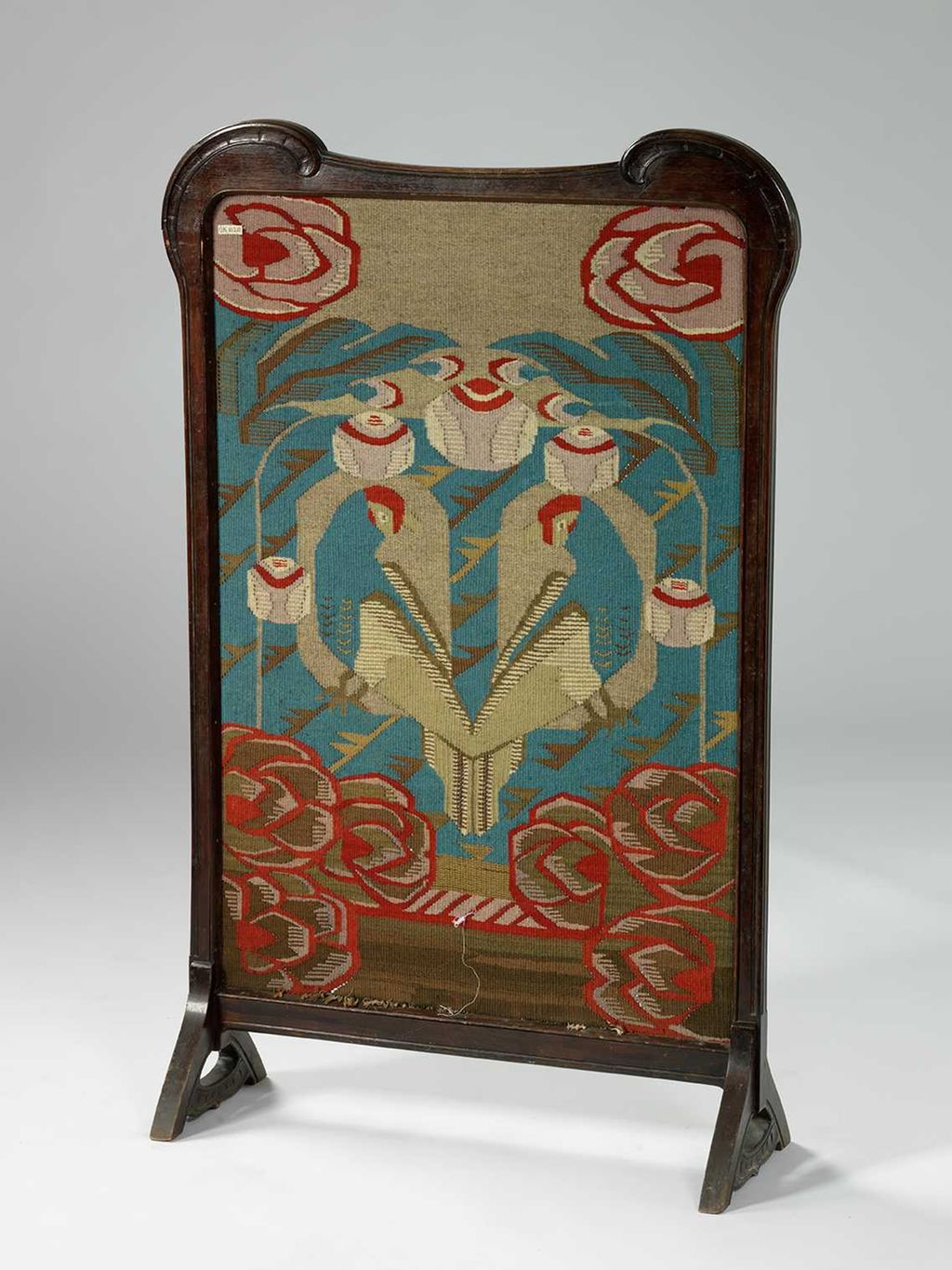 Skjerm i lakkert og beiset bjørk med innfelt billedvev i ull. Foto.