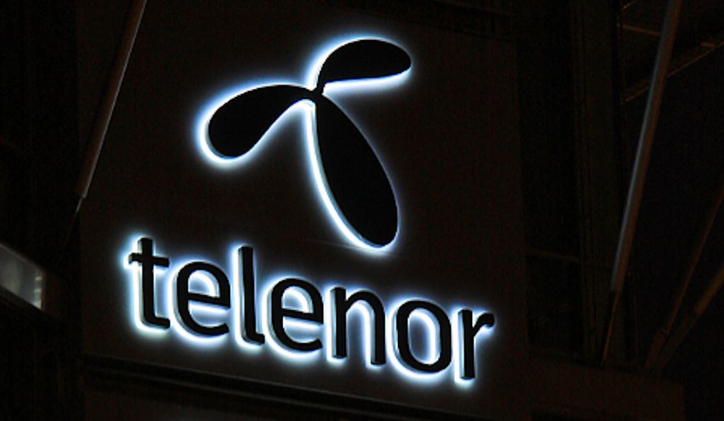 Telenor sin logo med neonlys. Foto. 
