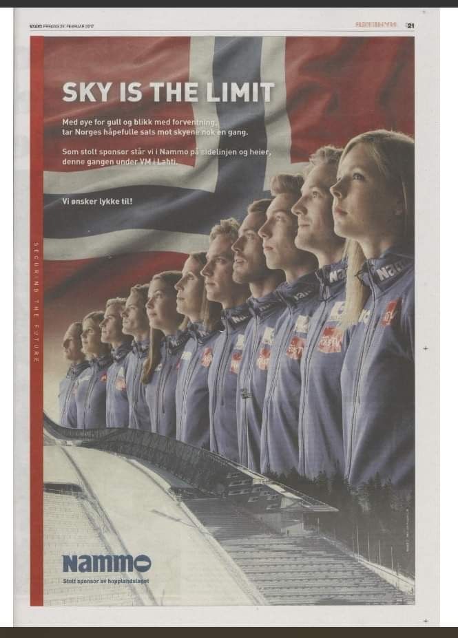 Helsides annonse som viser hopplandslaget i like treningsdresser foran det norske flagget, med en hoppbakke i forgrunnen. Idrettsutøverne står på rekke i profil og ser framover med hodet hevet. På flagget står teksten "Sky is the limit. Med øye for gull og blikk med forventning, tar Norges håpefulle sats mot skyene nok en gang. Som stolt sponsor står vi i Nammo på sidelinjen og heier, denne gangen under VM i Lahti. Vi ønsker lykke til!" Nederst på sida står logoen til Nammo med teksten "Stolt sponsor av hopplandslaget". Hullet i o-en i Nammo har form som ei kule. Faksimile.