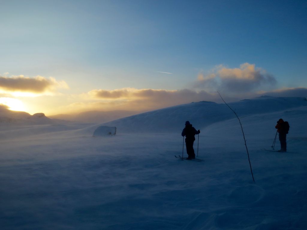 Skitur i skumring på fjellet. Foto.