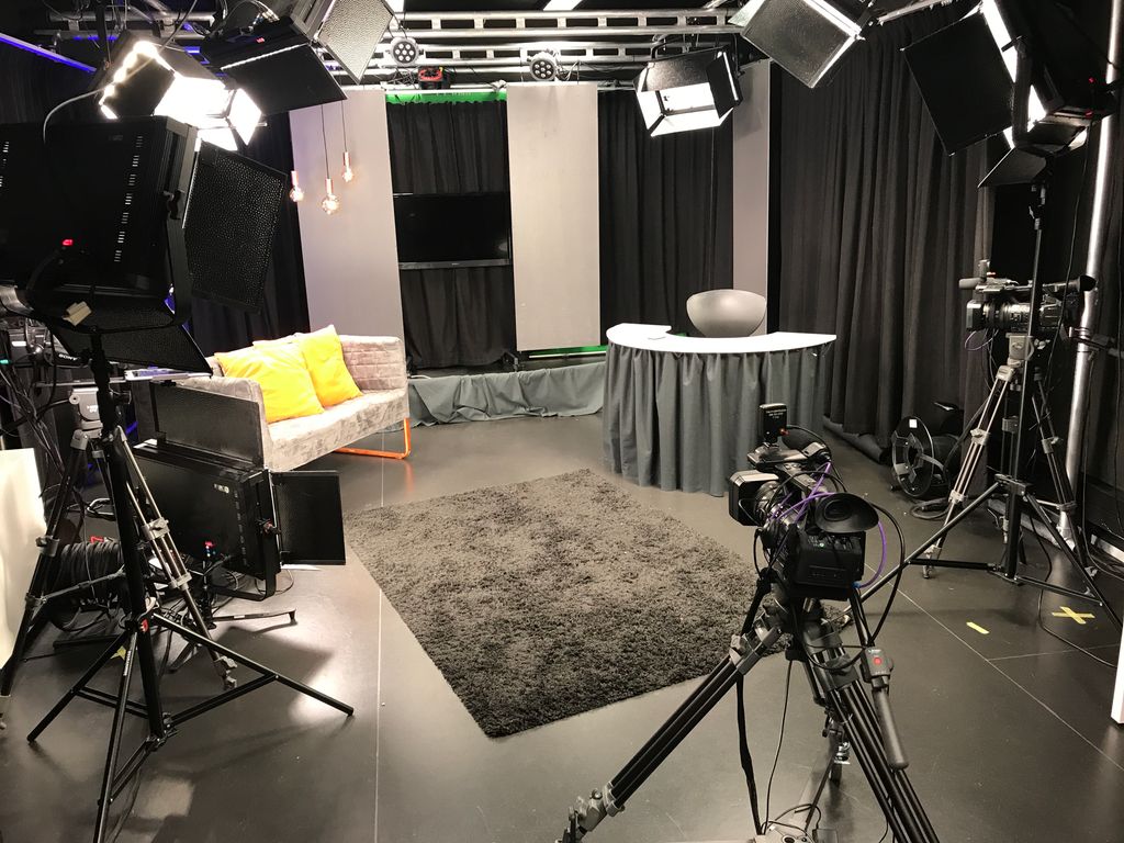 Oppsett av en scenografi for en tv-sending i studio. Foto.