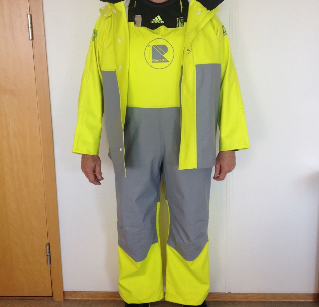 Mann i flyteplagg. Foto.