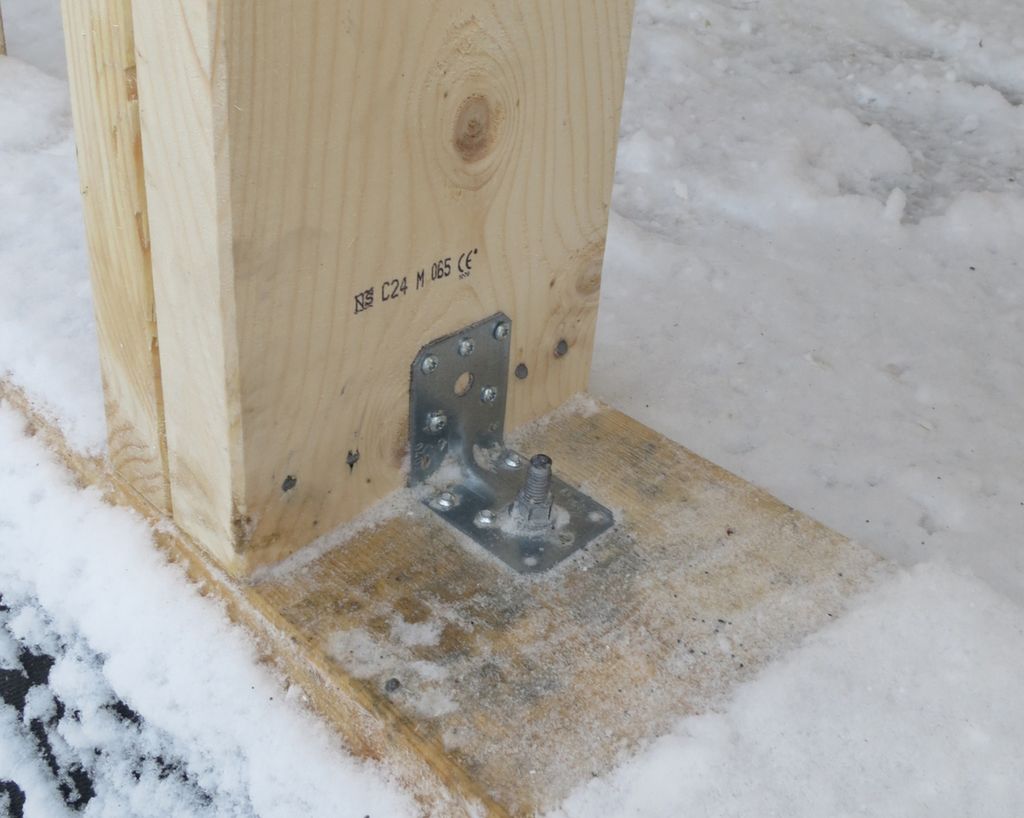 Beslag mellom svill og stender. Foto.