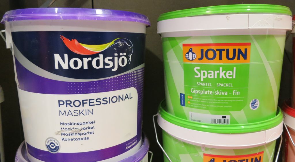 To bøtter med sparkelmasse. Foto.