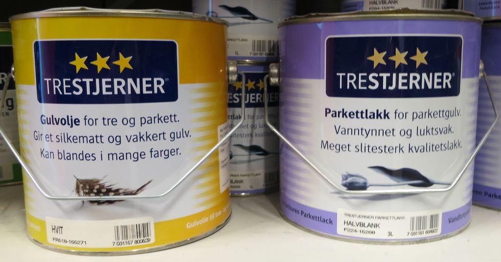 To lakkspann med gulvlakk. Foto.