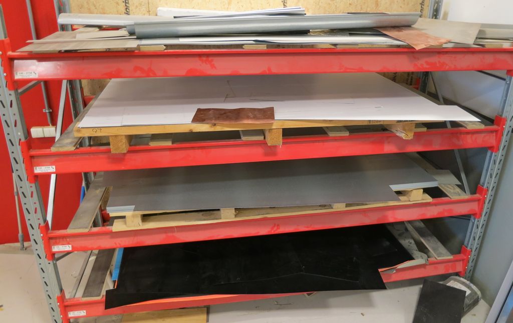 Reol med fleire typar metallplater. Foto.