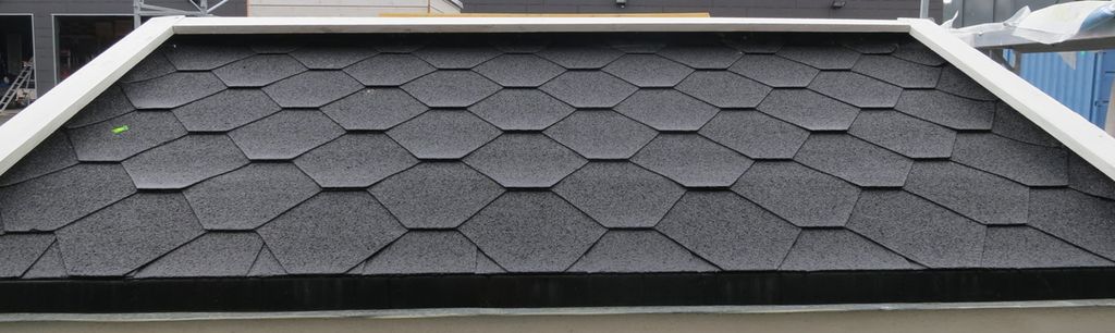 Takshingel på tak. Foto.