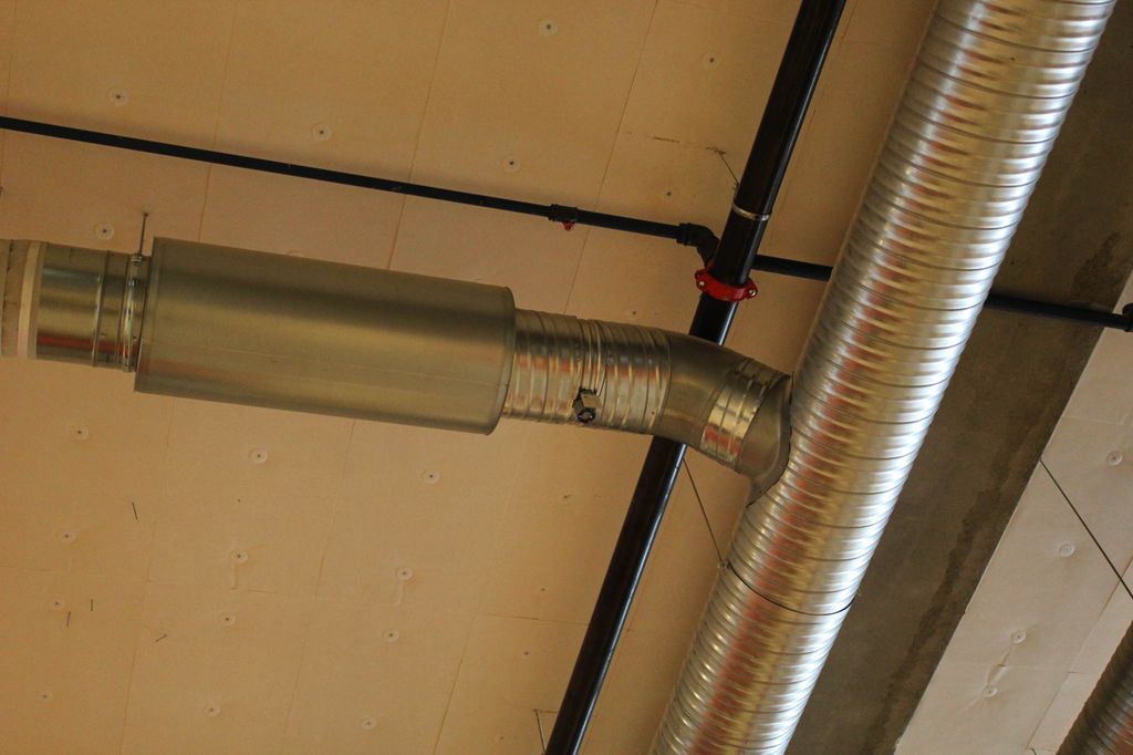 Spirorøyr med forgreining i tak. Foto.