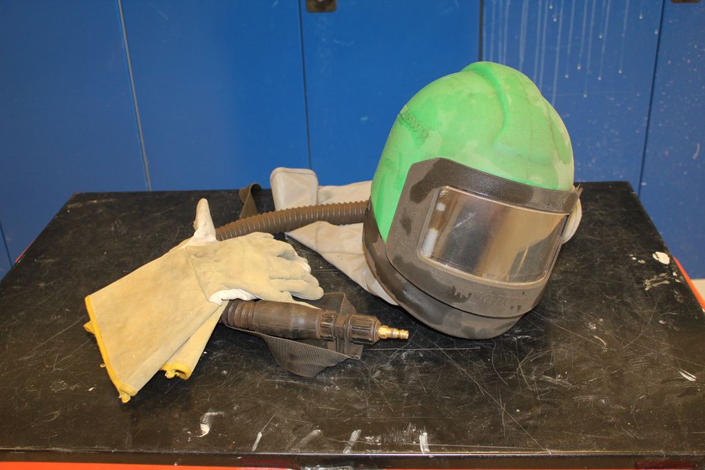 Friskluftsmaske og arbeidshansker. Foto.