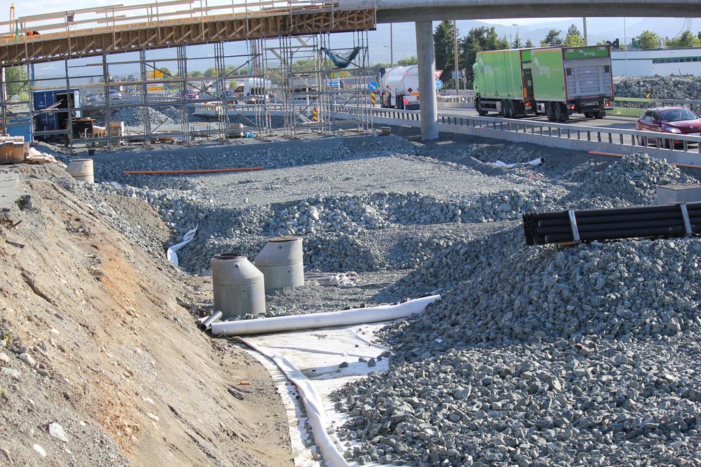 Fiberduk i steinfylling for veg. Foto.