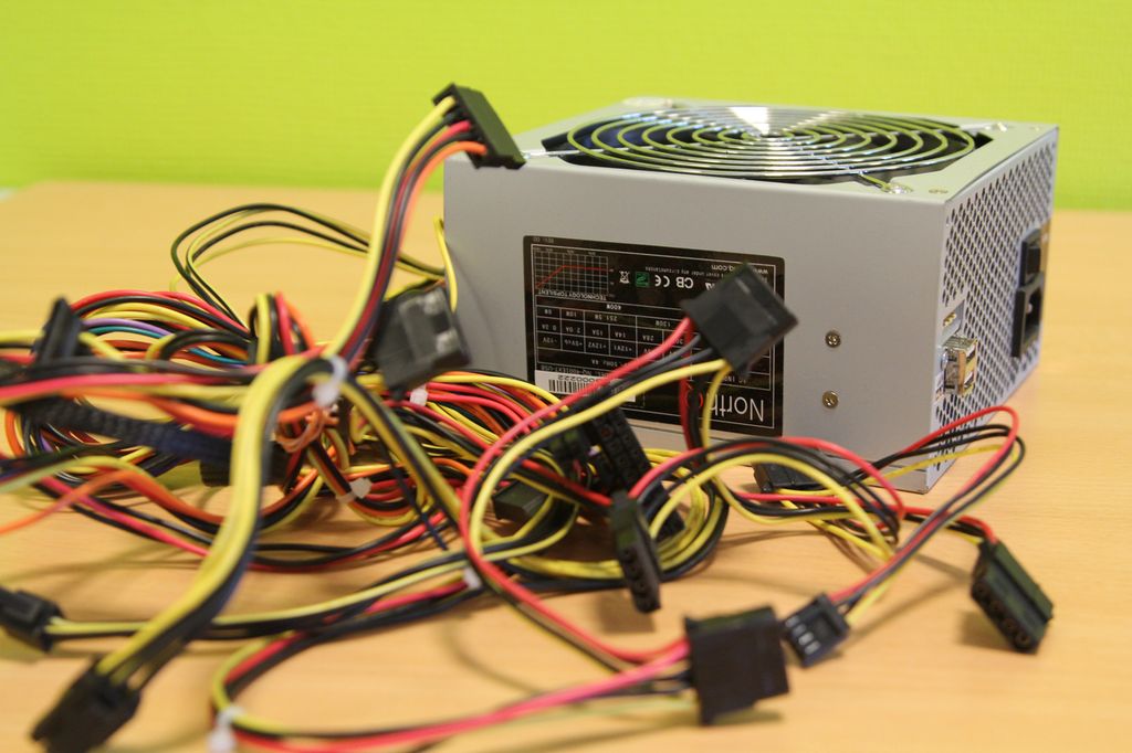 Ledninger og strømforsyningsboks. Foto.