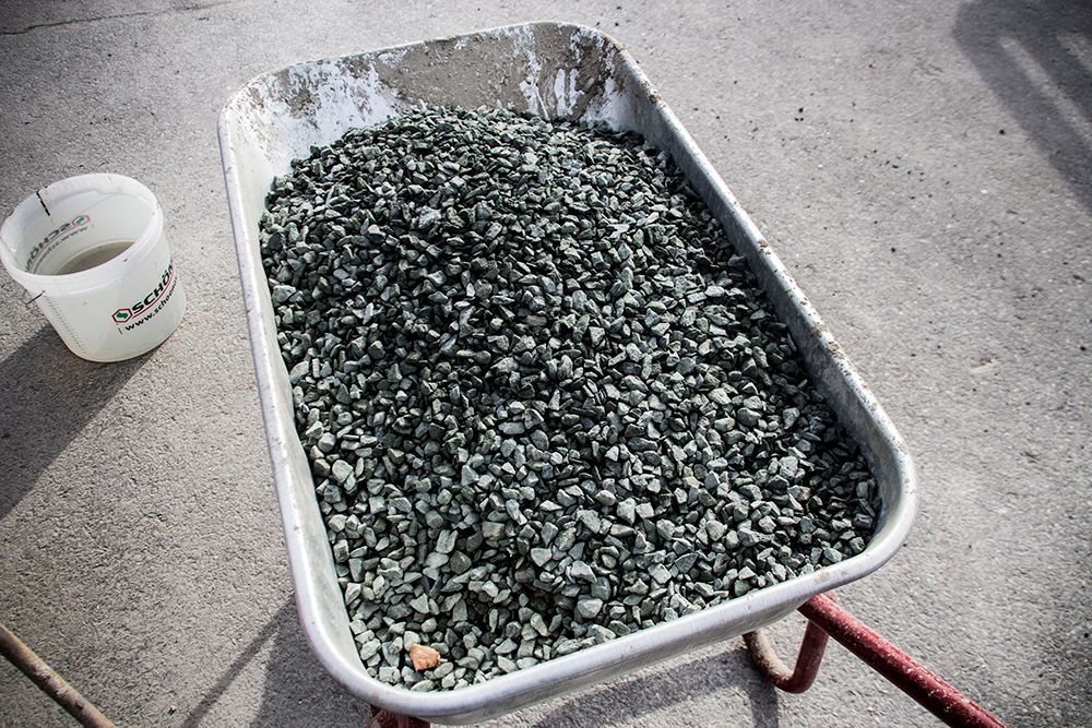 Stein i trillebår. Foto.