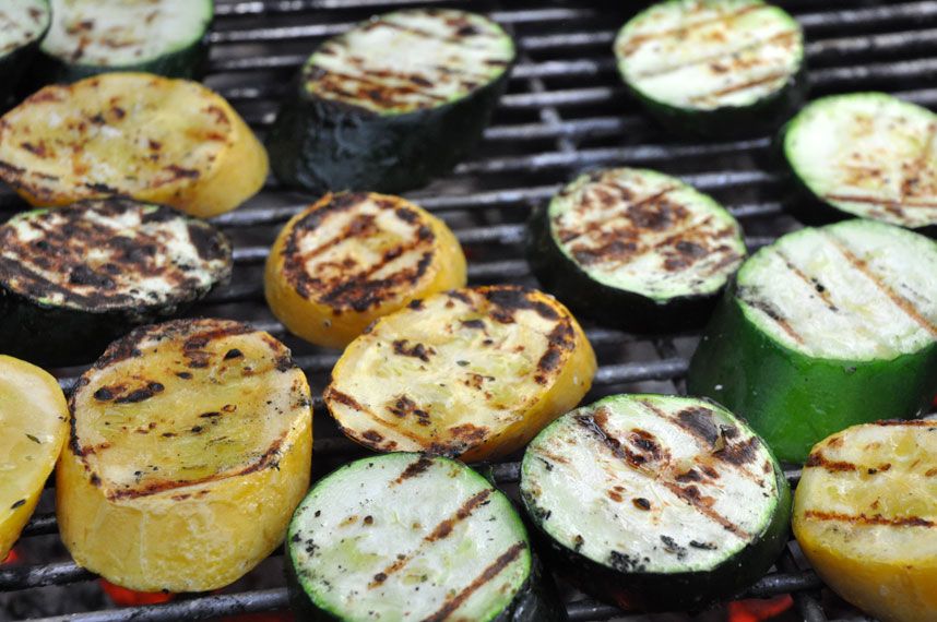 Squash i skiver på en grill. Foto.