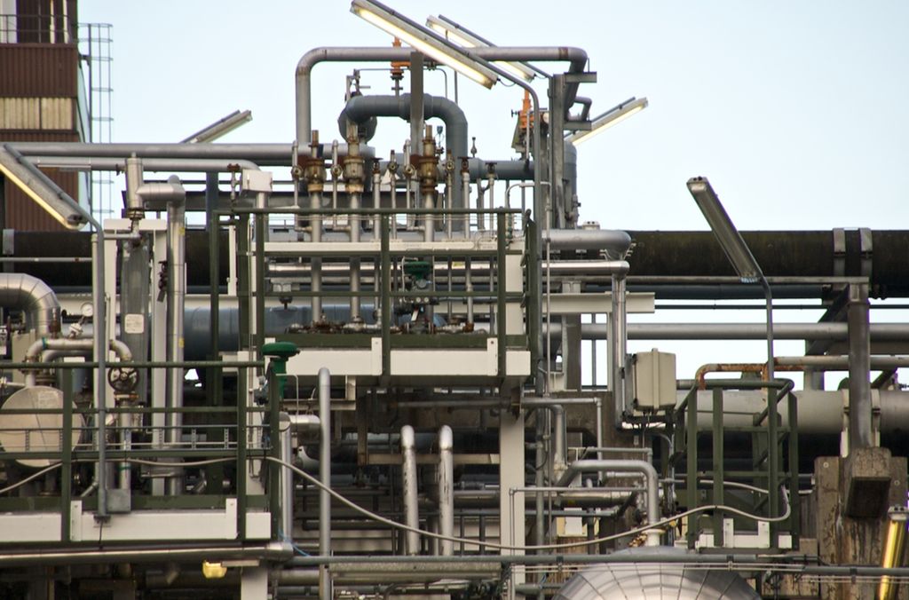 Industrielt røropplegg. Foto.