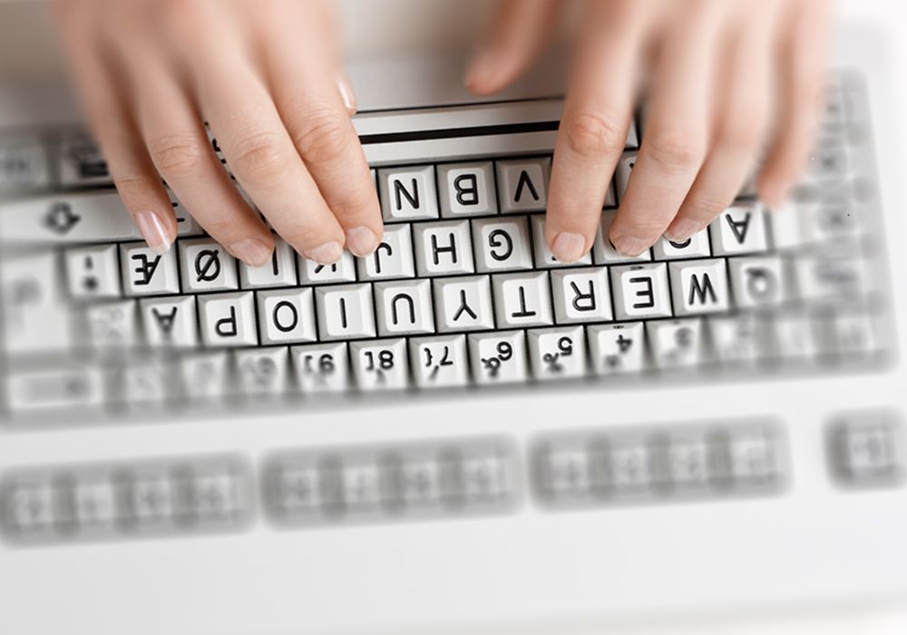 Hender på tastatur. Foto.