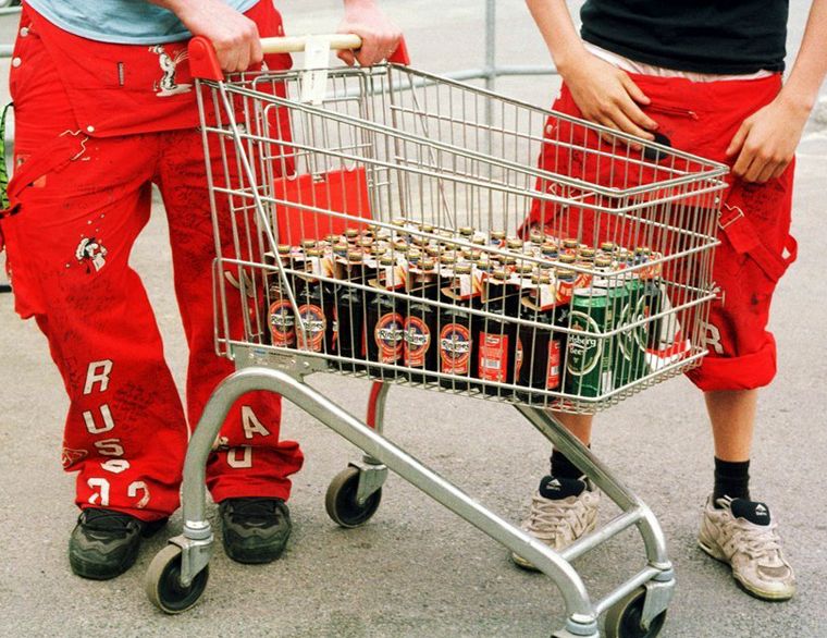 Foto av to russ med en handlevogn full av øl.