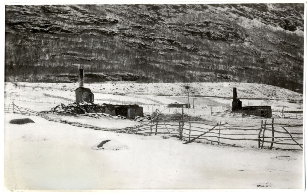 Nedbrente hus i snødekt landskap. Det er stort sett bare skorsteinene som står igjen. Foto. 