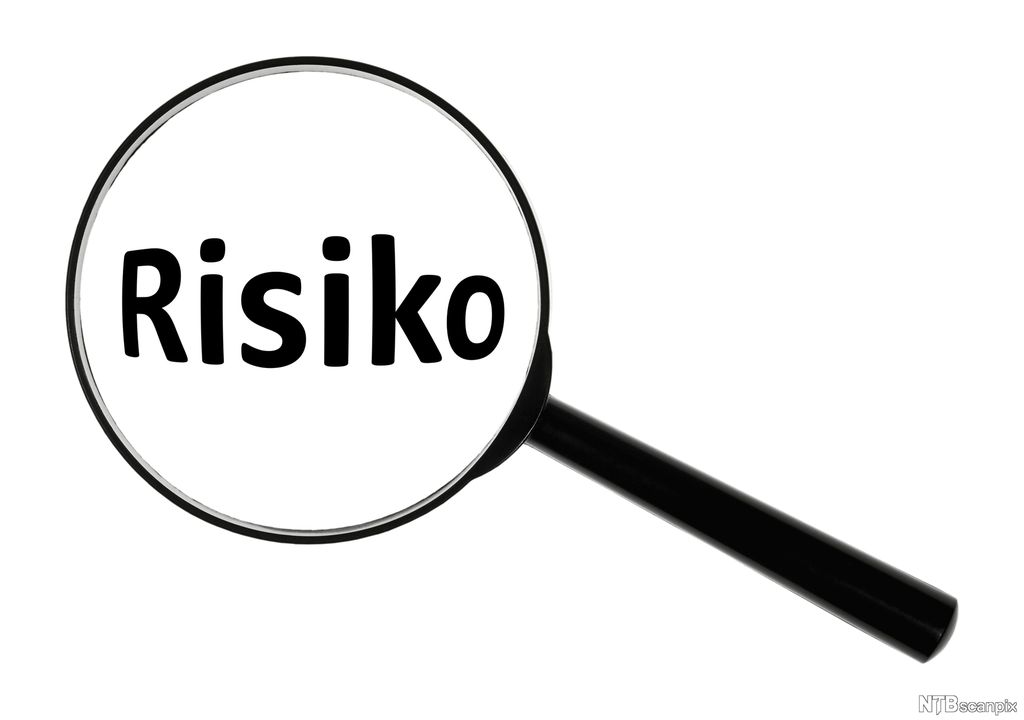 Et forstørrelsesglass med teksten Risiko. Tegning.