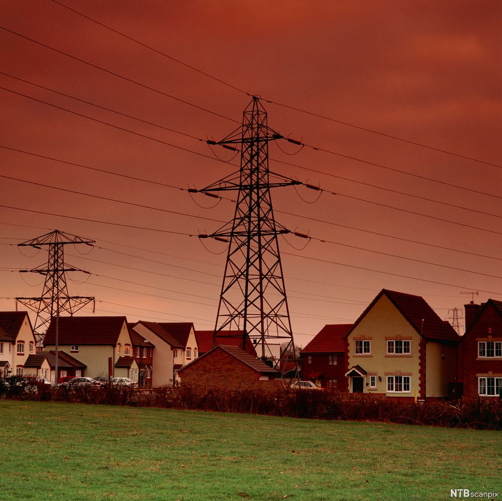 Høgspentleidningar går over eit bustadfelt. Foto.