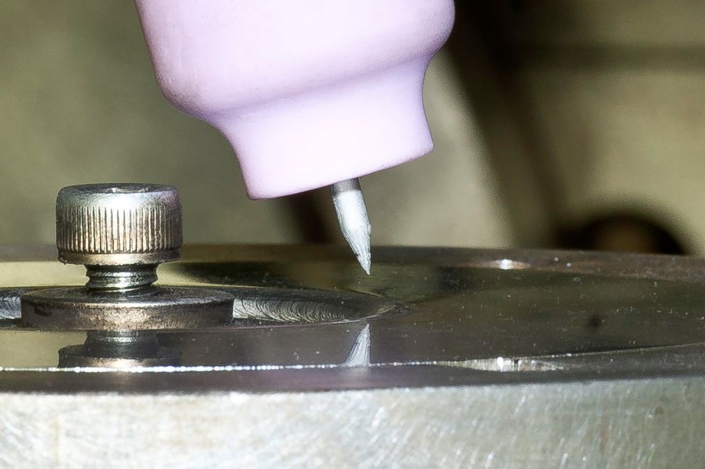 Nærbilde av wolframelektrode og kappe for TIG-sveising. Foto.