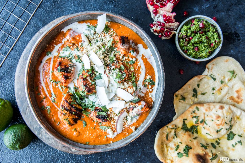 Indisk tandoori-kylling med naan-brød. Foto.