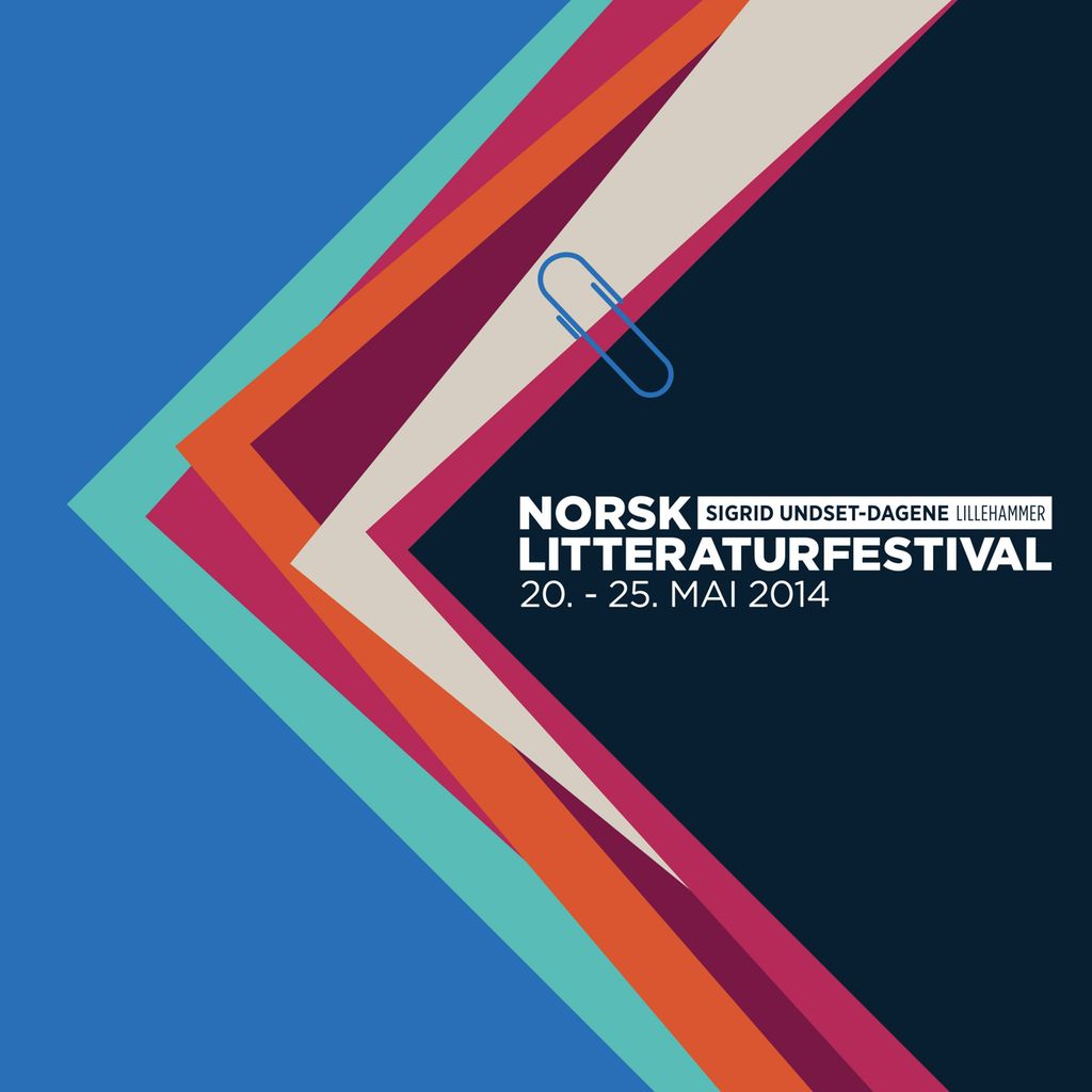 Bunke med ensfargede ark i turkist, rosa, oransje, lilla, hvitt og mørkeblått. En binders er festet til de to øverste arkene. På det øverste arket står det "Norsk Litteraturfestival, Sigrid Undset-dagene, Lillehammer", tjuende til tjuefemte mai 2014. Grafikk.