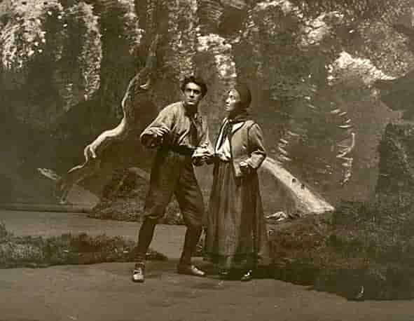 Peer Gynt og Mor Åse snakker sammen på en scene. Foto.