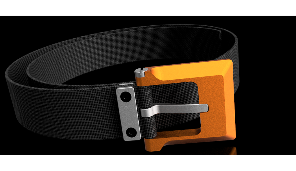 Svart tekstilbelte med oransje beltespenne. Beltet ligger sammenkveila. Illustrasjon.