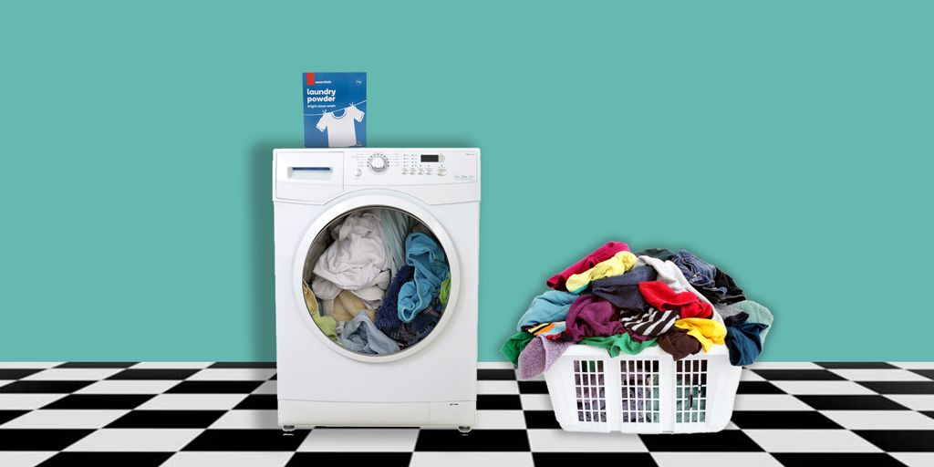 Vaskemaskin og kurv med skittentøy på sjakkrutete gulv. Illustrasjon.