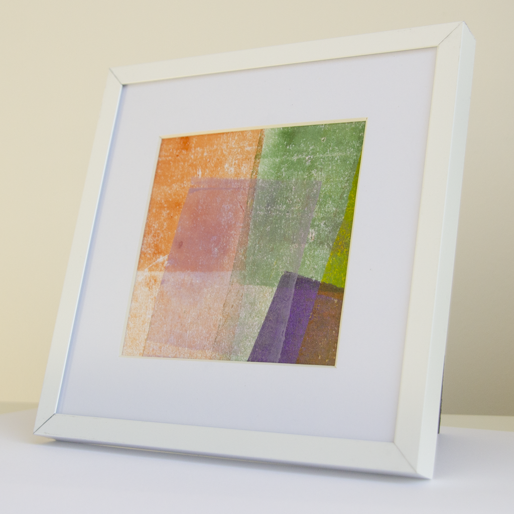 Eksperiment med farger og flater rammet inn i ei hvit kvadratisk ramme. Foto.