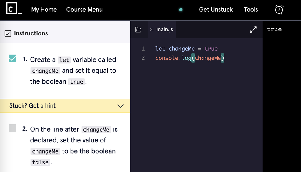 Skjermbilde fra JavaScript-kurs på nettsiden Codecademy.com. Bildet er todelt. Feltet til venstre har overskriften Instructions. Feltet til høyre er et vindu med kode. Skjermbilde.