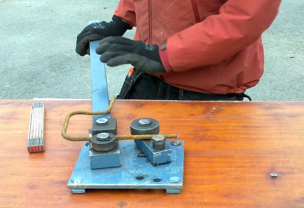 Eit bøyeapparat til å bøye armeringsjern med. Foto.