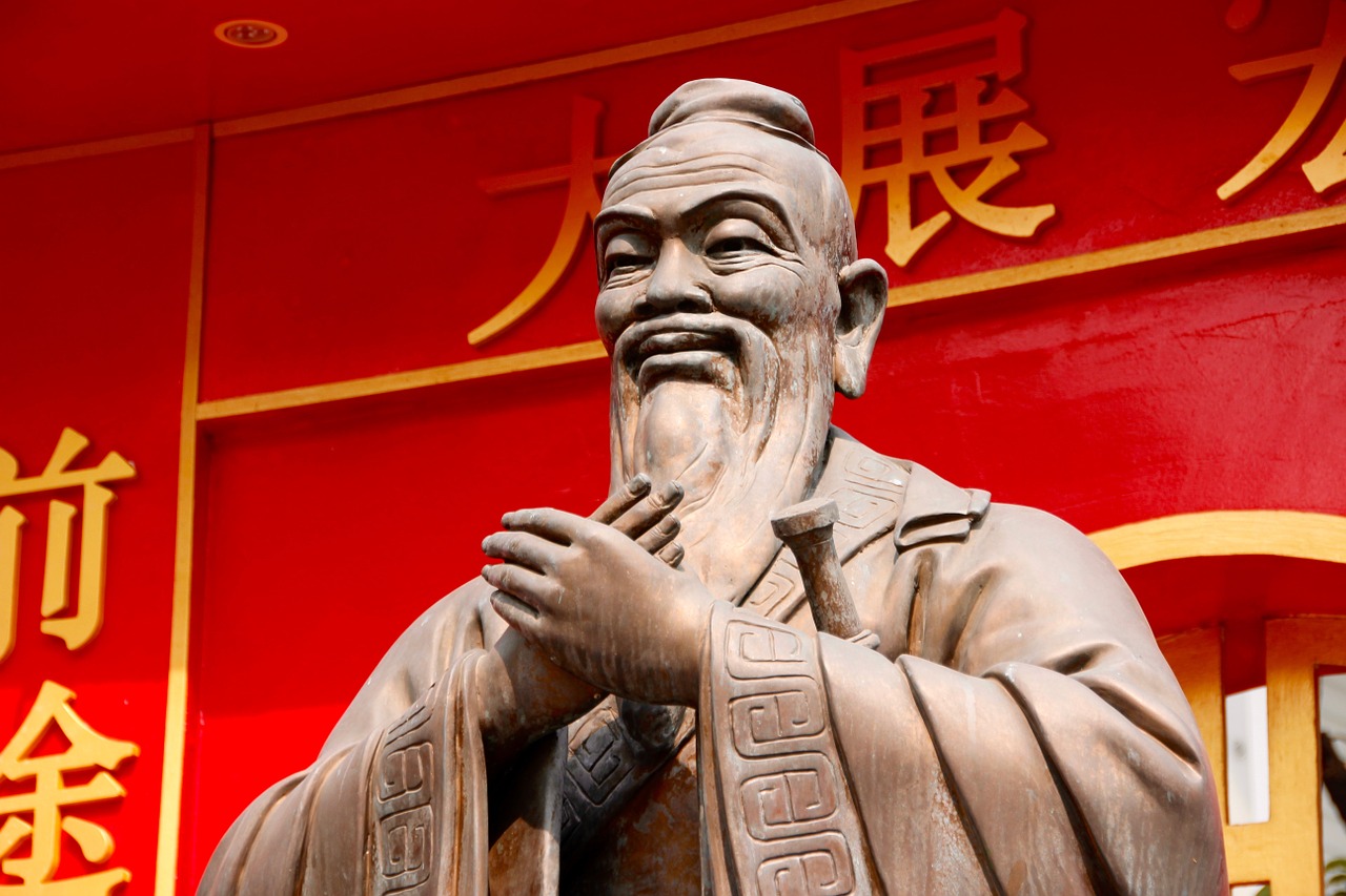 Statue av Konfutse. Foto. 
