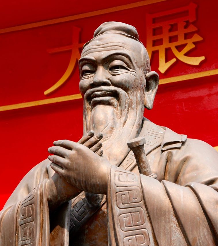 Statue av Konfutse. Foto.