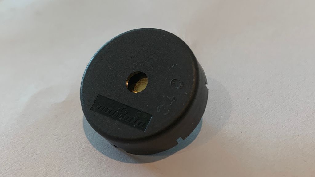 Ein rund, svart summar. Foto.