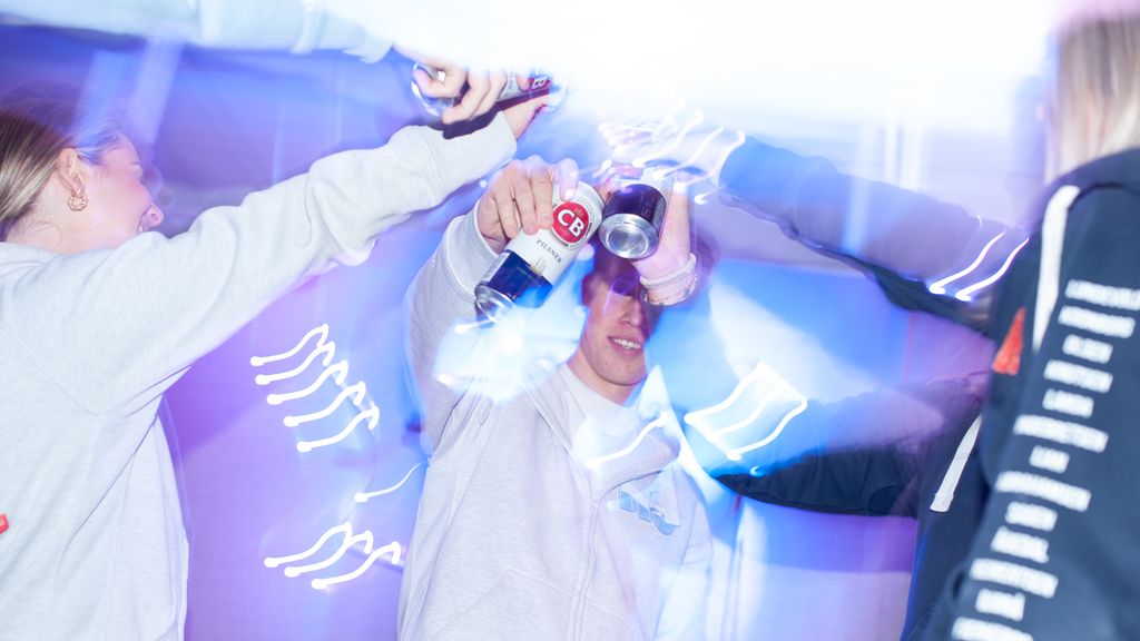 Ungdom på fest skåler med øl. Foto.