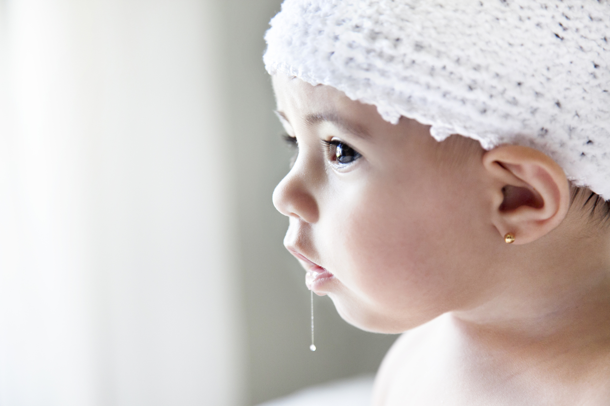 En baby som sikler. Foto.