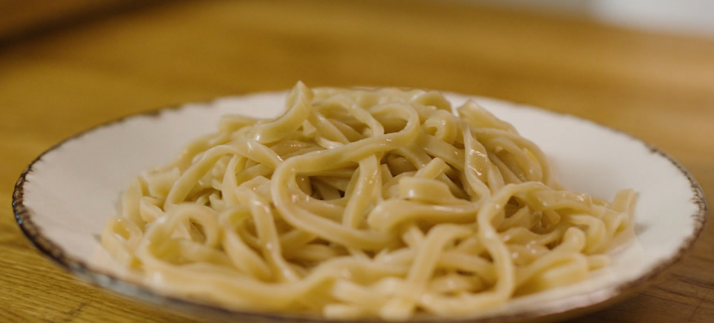 Ferdigkokte udon-nudler anrettet i en skål. Foto.