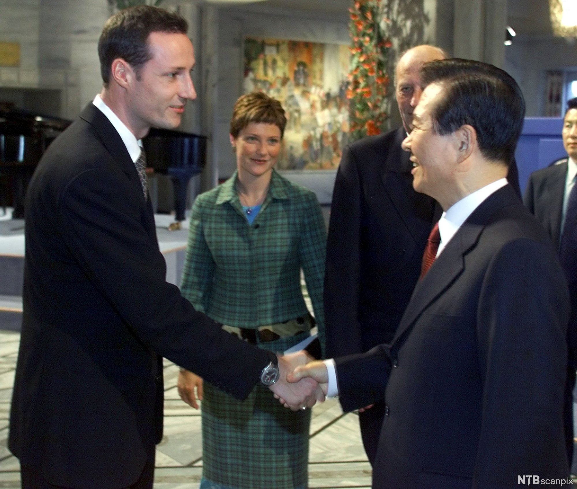 Sør-Koreas president Kim Dae-Jung gratuleres av Kronprins Haakon etter å ha mottatt Nobels fredspris. Foto.