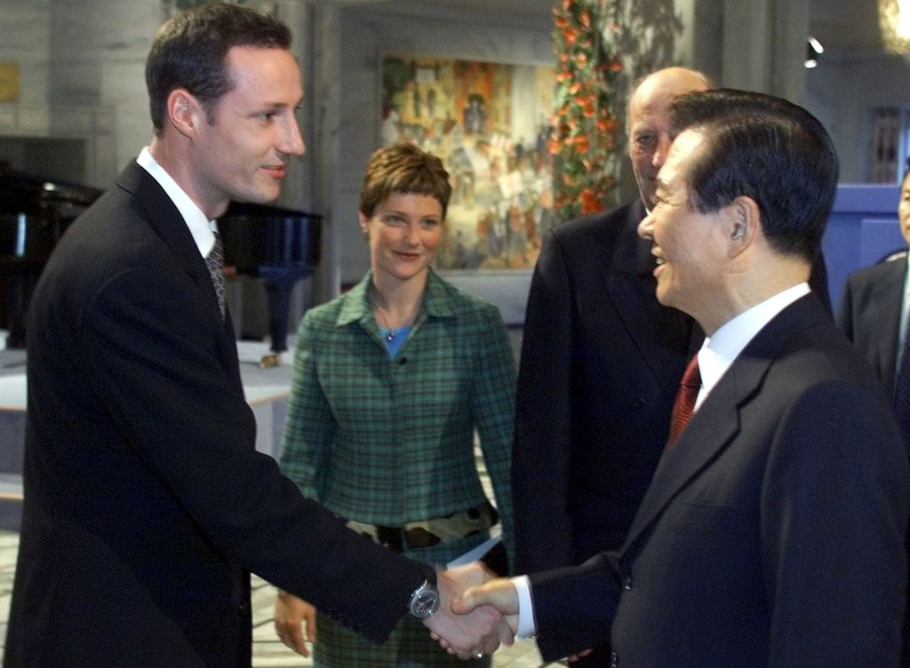 Sør-Koreas president Kim Dae-Jung gratuleres av Kronprins Haakon etter å ha mottatt Nobels fredspris. Foto.