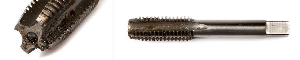 Metallbor med fire djupe langsgåande riller. I tillegg har boret mange små tverrgåande riller. Tuppen er flat. Foto.