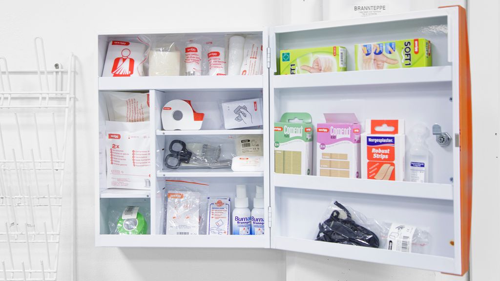 Et åpent skap med førstehjelpsutstyr. Foto.