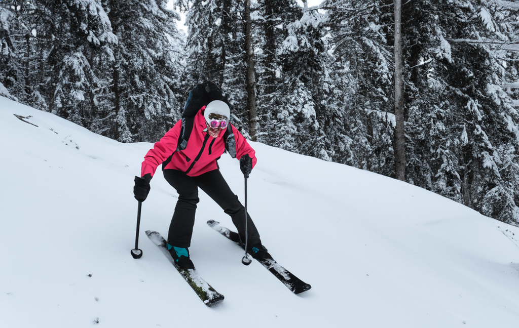 Skikjører sklir nedover, en granskog vises i bakgrunnen. Ansiktet er deformert, sekken henger ikke helt riktig på ryggen, vottene er klumpete, og skisko og ski er ulike og ikke riktig framstilt. KI-foto.