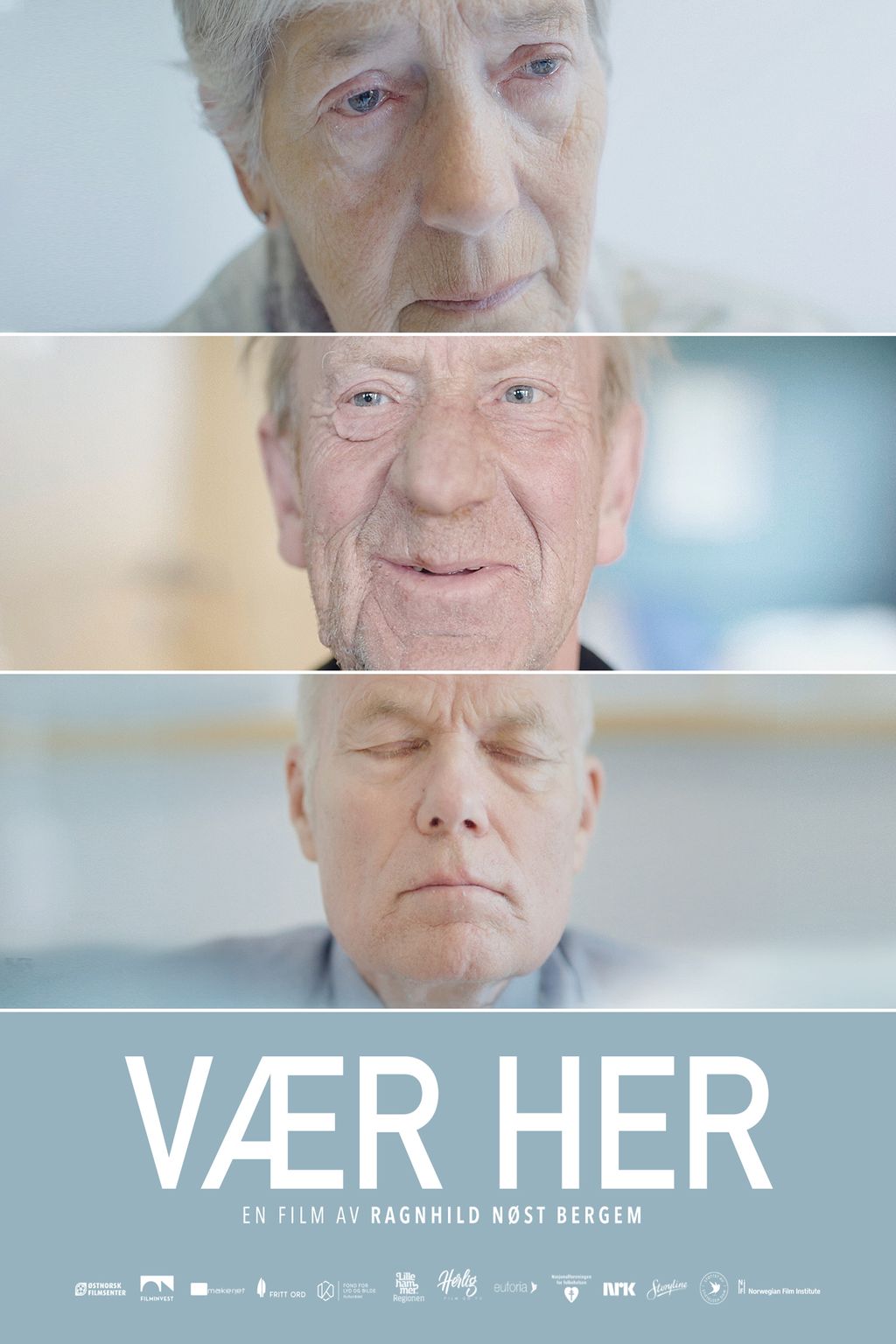 Filmplakat med tre nærbilder av eldre mennesker og filmtittelen Vær her. Foto.