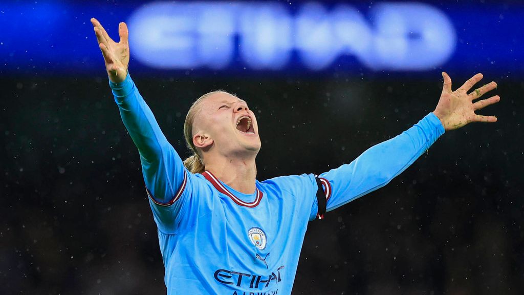 Fotballspilleren Erling Braut Haaland i Manchester City-drakt. Han strekker armene i været og roper mot himmelen. Foto.