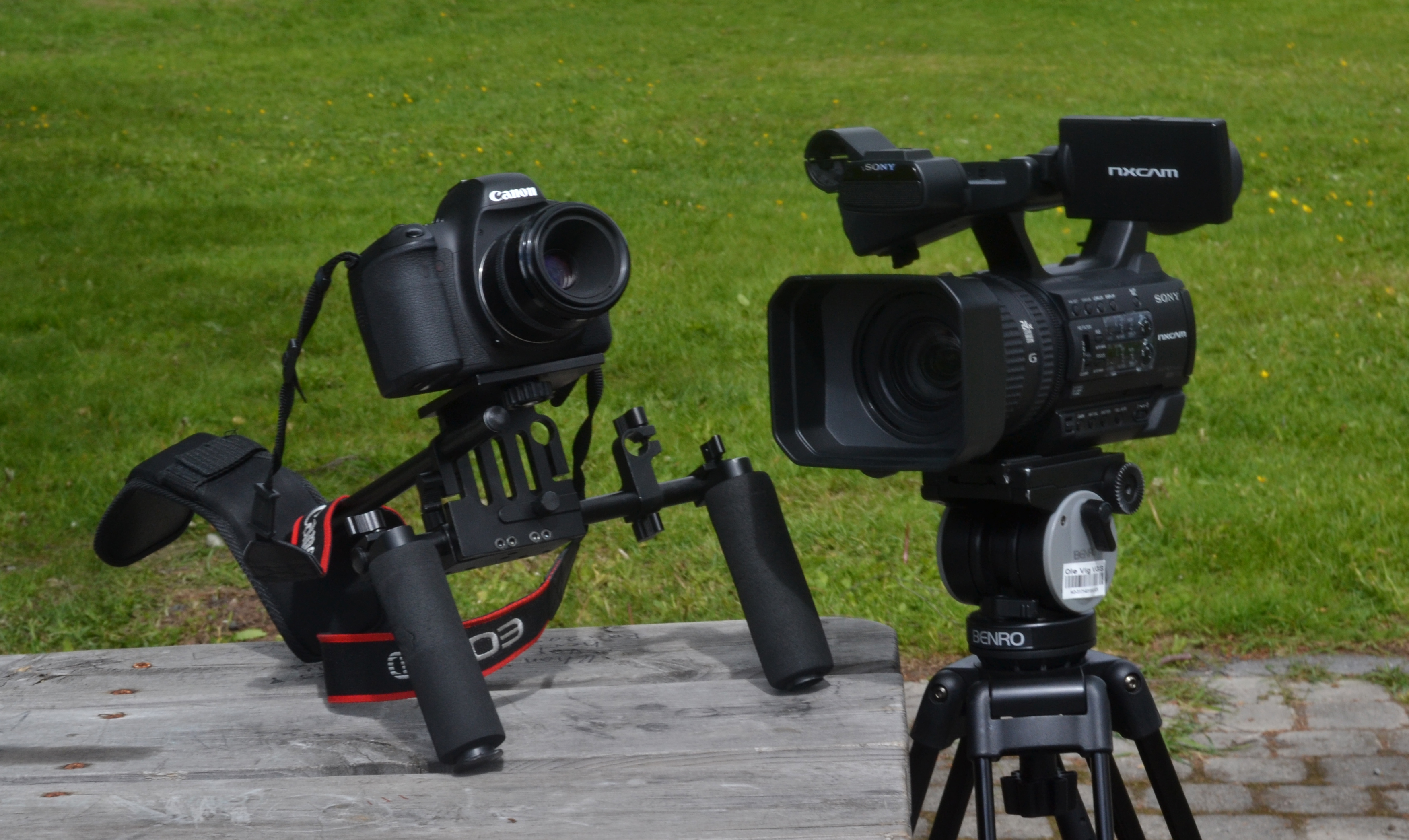 To forskjellige videokamera. Foto.