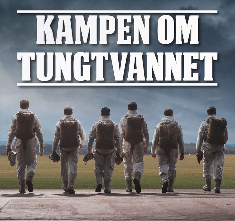 Seks fallskjermsoldatar i snøkamuflasje spaserer vekk med fallskjermen på ryggen. Filmplakat.
