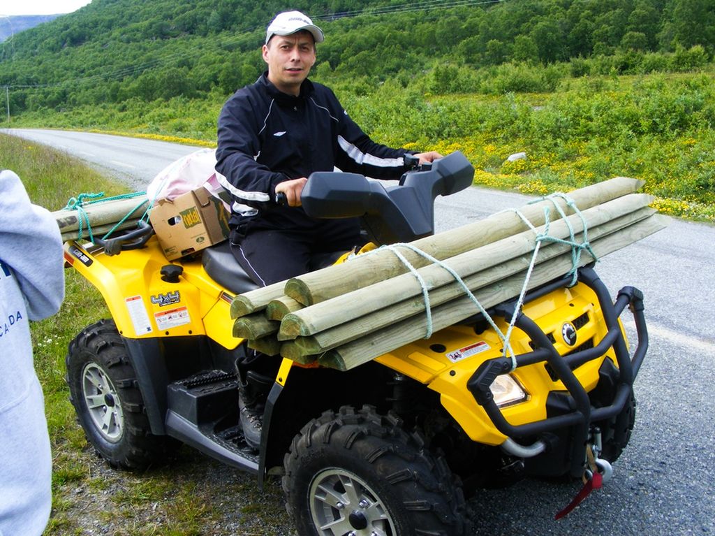 Mann kjører ATV. Foto.