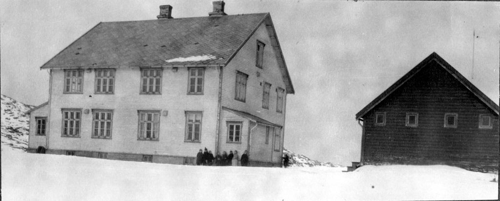Skolebarn foran Kårhamn internatskole i Hammerfest, 1929. Foto. 