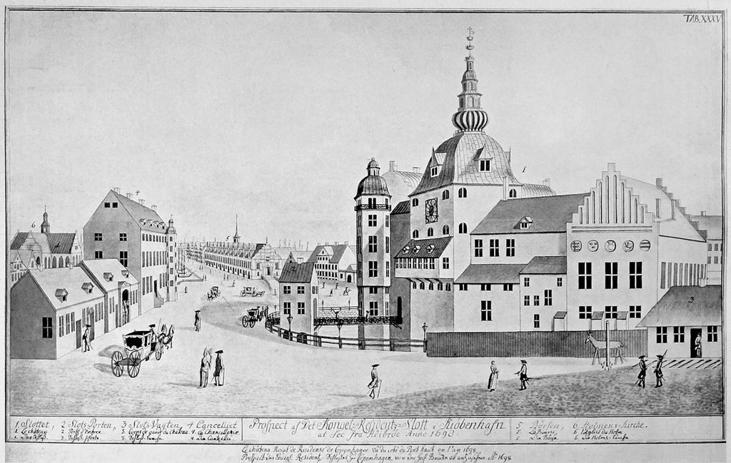 Ei gate med eit slott i fokus i biletet. Slottet har eit spir i midten, ei vollgrav med bru over og fleire utsmykka veggar. Kobberstikk.